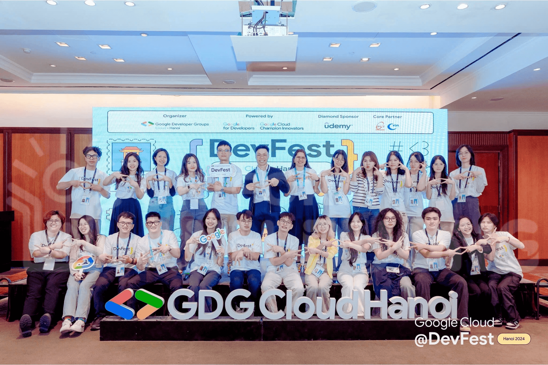 Mot-so-doanh-nghiep-chon-ao-phong-lam-dong-phuc-mua-he